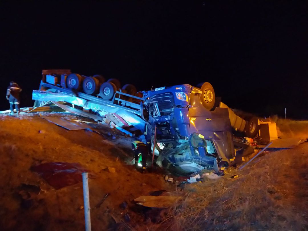 El accidente se produjo sobre las seis de la madrugada en el punto kilométrico 374 El accidente se produjo sobre las seis de la madrugada en el punto kilométrico 374