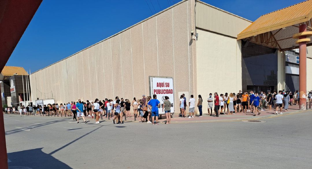 Largas colas de jóvenes para vacunarse en La Rambla Largas colas de jóvenes para vacunarse en La Rambla