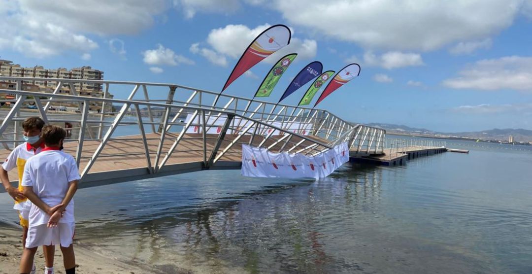 Pasarela de Puerto Bello precintada por el Ayuntamiento Pasarela de Puerto Bello precintada por el Ayuntamiento