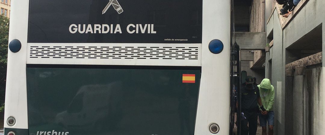 Uno de los detenidos por el crimen de Samuel llega a los juzgados de A Coruña Uno de los detenidos por el crimen de Samuel llega a los juzgados de A Coruña