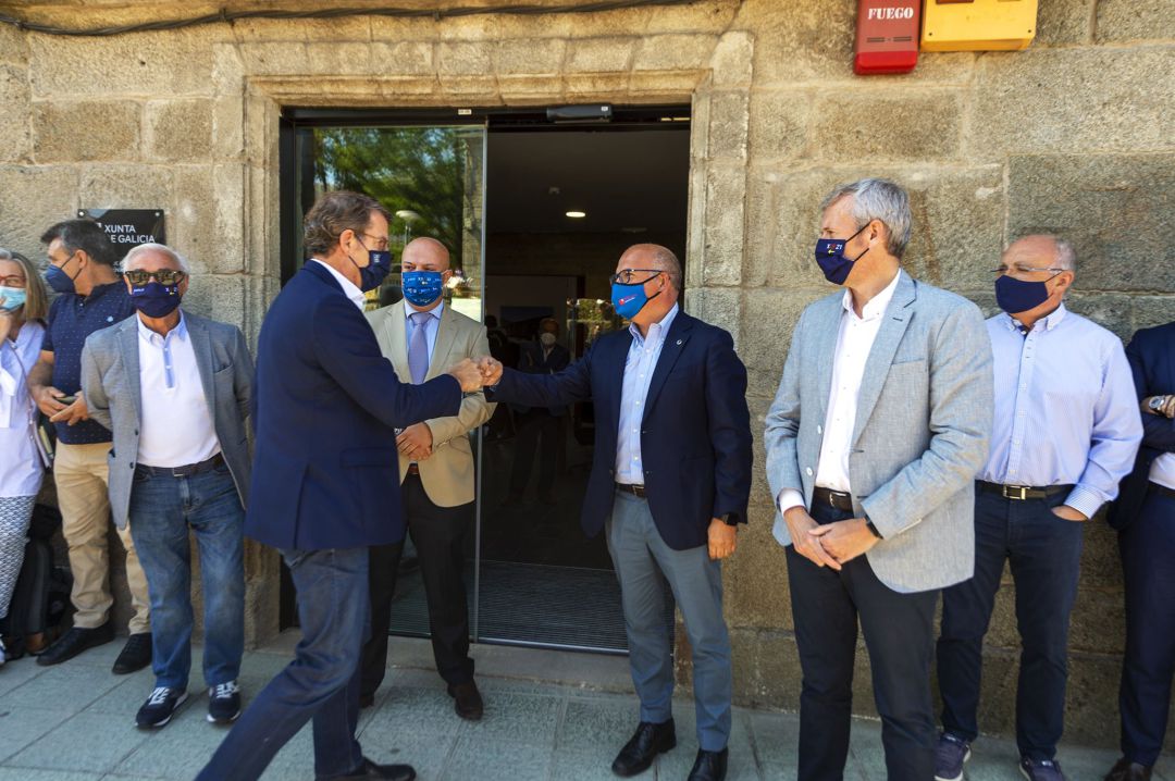 El presidente de la Xunta, Alberto Núñez Feijóo, saluda a Baltar ante la mirada de Alfonso Rueda. El presidente de la Xunta, Alberto Núñez Feijóo, saluda a Baltar ante la mirada de Alfonso Rueda.