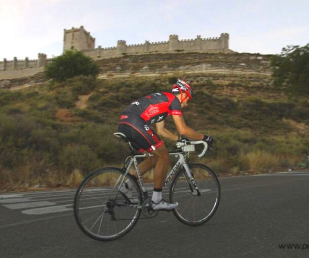Imagen de archivo de una de las pruebas ciclistas con final en el Castillo de Peñafiel. Imagen de archivo de una de las pruebas ciclistas con final en el Castillo de Peñafiel.