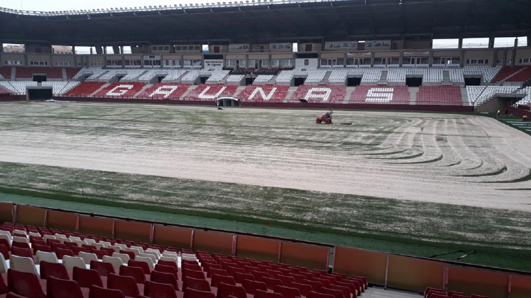 Cambio del césped de Las Gaunas durante el invierno pasado. Cambio del césped de Las Gaunas durante el invierno pasado.