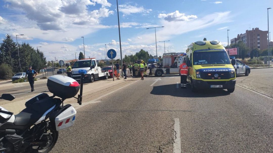 Los servicios sanitarios atienden al policía cuellarano herido grave en un accidente el pasado lunes Los servicios sanitarios atienden al policía cuellarano herido grave en un accidente el pasado lunes