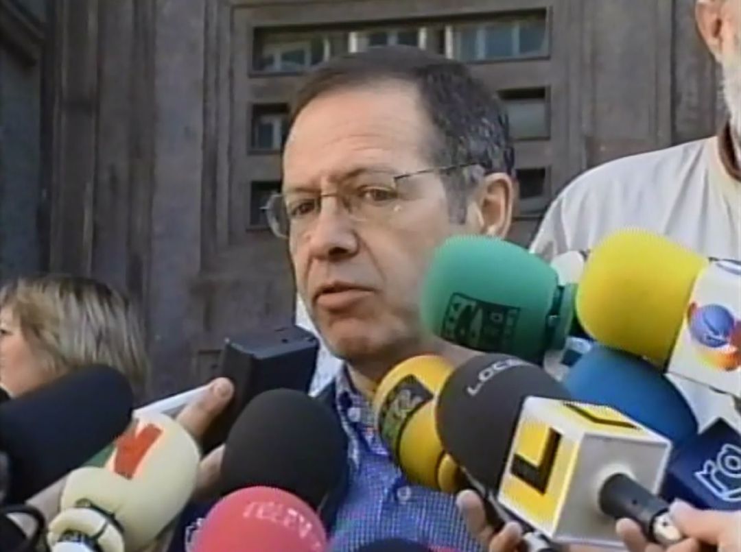 Ventura Pérez Mariño después de votar en las elecciones municipales de Vigo de 2003. Ventura Pérez Mariño después de votar en las elecciones municipales de Vigo de 2003.
