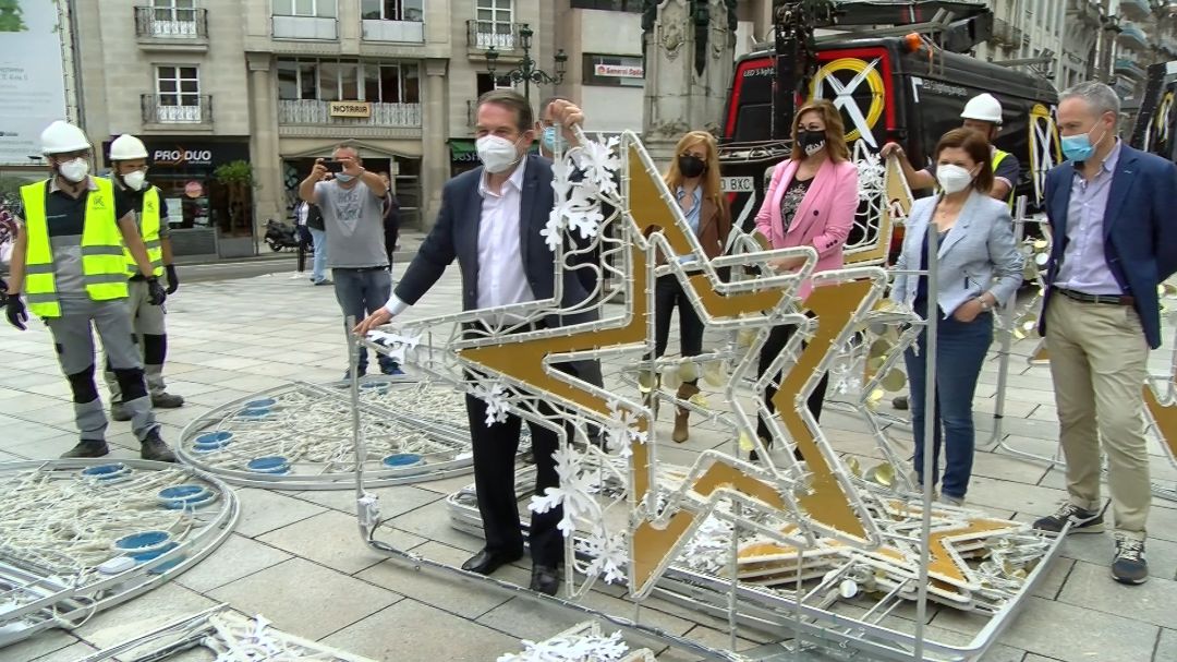 Abel Caballero posa con los primeros elementos navideños que se instalarán en Vigo Abel Caballero posa con los primeros elementos navideños que se instalarán en Vigo