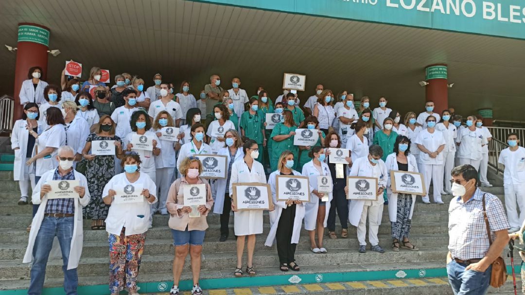 Concentración de personal sanitario ante el Clínico de Zaragoza en repulsa de las últimas agresiones a personal sanitario, a finales del mes de julio Concentración de personal sanitario ante el Clínico de Zaragoza en repulsa de las últimas agresiones a personal sanitario, a finales del mes de julio