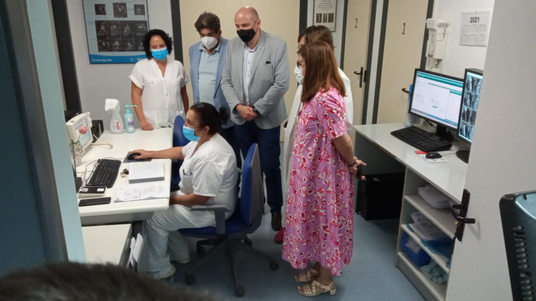 Regina Leal, junto a Francisco José García y Cesáreo Peco, comprobando el funcionamiento de los nuevos equipos de Radiología en el Hospital Santa Bárbara de Puertollano Regina Leal, junto a Francisco José García y Cesáreo Peco, comprobando el funcionamiento de los nuevos equipos de Radiología en el Hospital Santa Bárbara de Puertollano