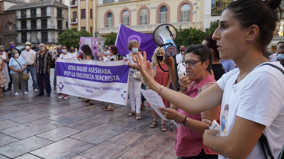 Manifestación en la plaza de la Constitución de Málaga en repulsa por el asesinato machista de Oxana en Rincón de la Victoria Manifestación en la plaza de la Constitución de Málaga en repulsa por el asesinato machista de Oxana en Rincón de la Victoria
