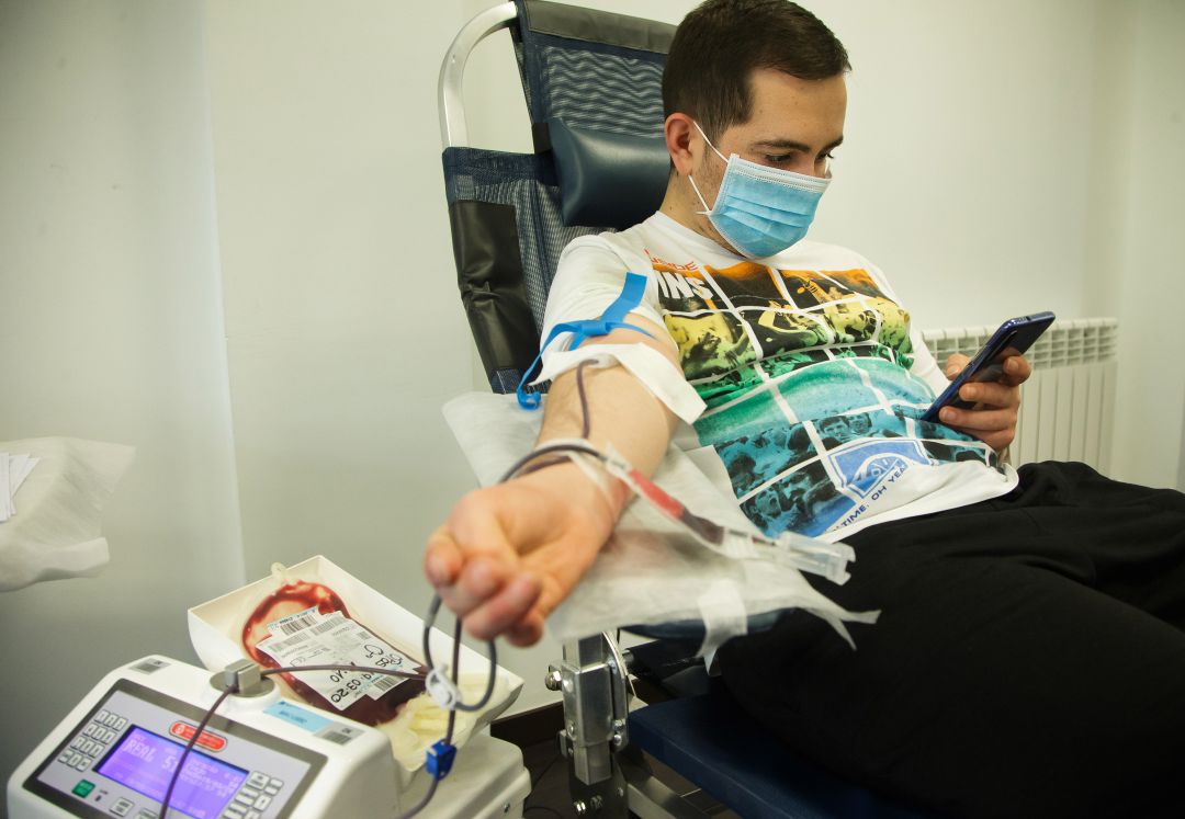 Imagen de archivo de un joven donando sangre Imagen de archivo de un joven donando sangre