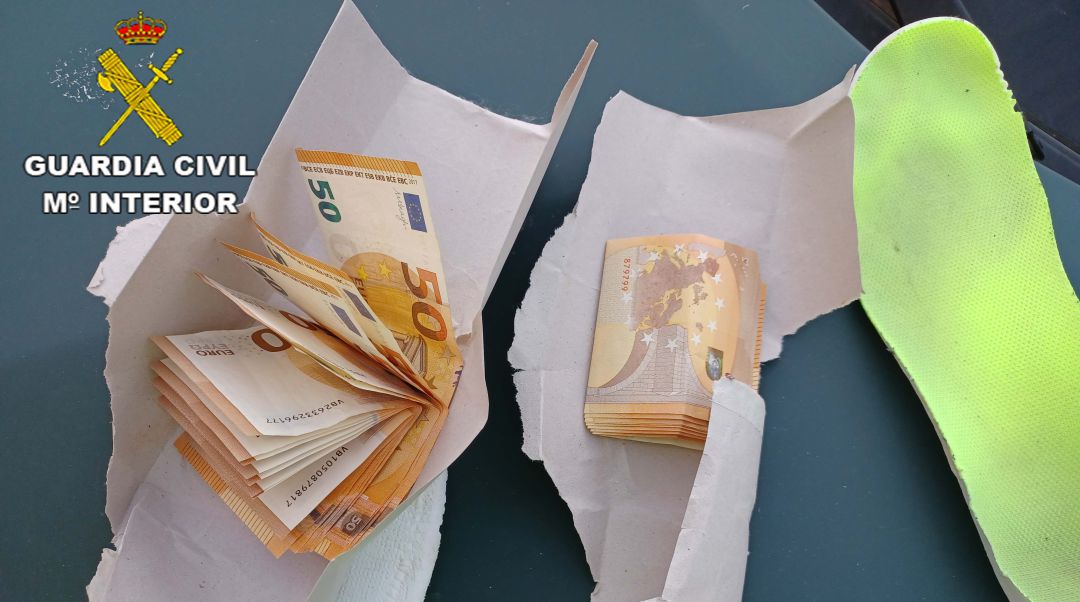 El dinero estaba escondido bajo las suelas de sus zapatos El dinero estaba escondido bajo las suelas de sus zapatos