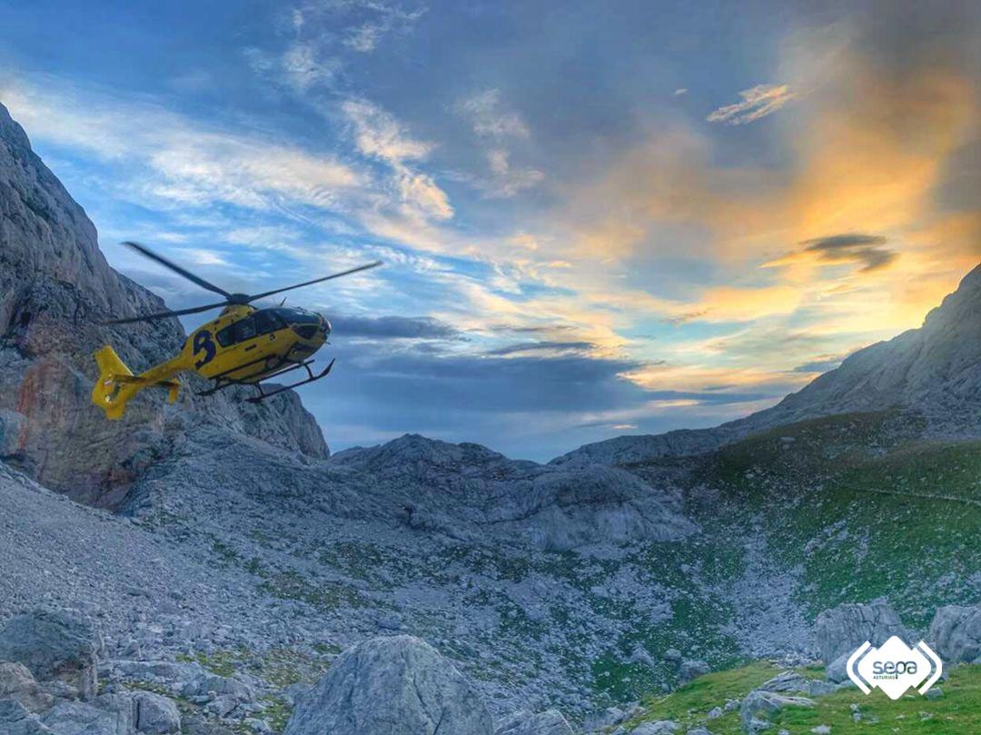 El helicóptero del SEPA evacuó a una mujer herida en Picos de Europa a primera hora de la mañana, tras pasar la noche con su acompañante y los rescatadores El helicóptero del SEPA evacuó a una mujer herida en Picos de Europa a primera hora de la mañana, tras pasar la noche con su acompañante y los rescatadores