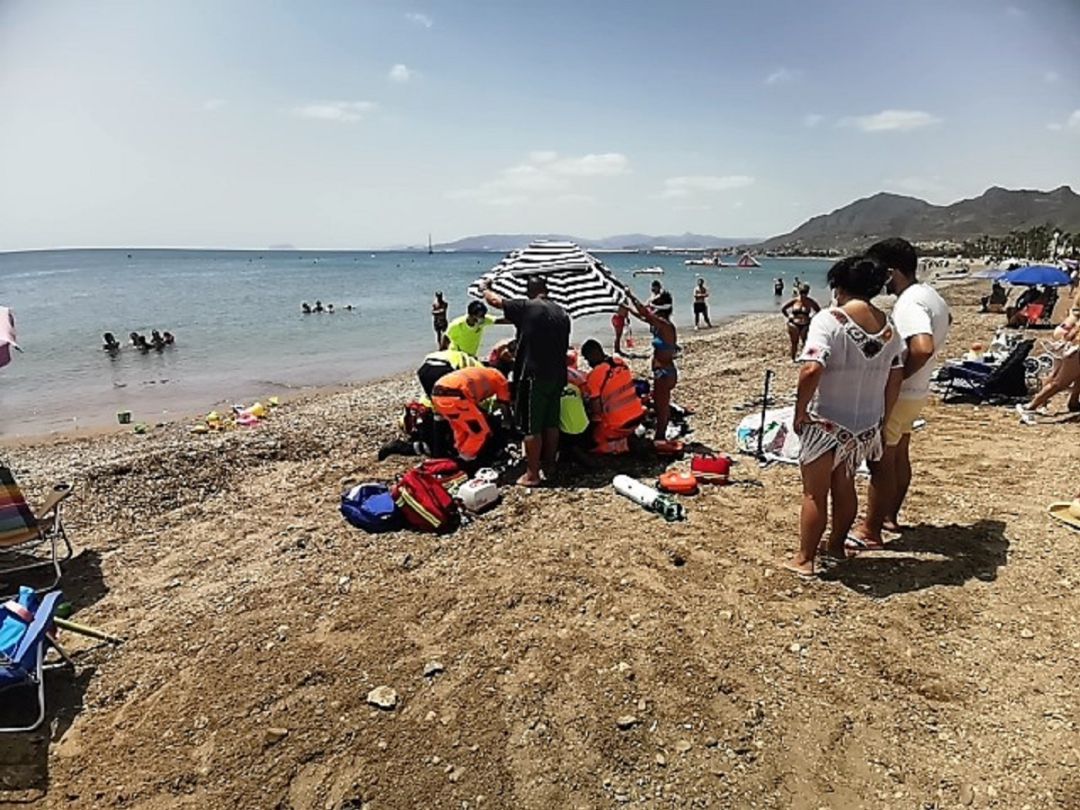 El hombre se encontraba inconsciente en la playa donde ondeaba la bandera verde El hombre se encontraba inconsciente en la playa donde ondeaba la bandera verde