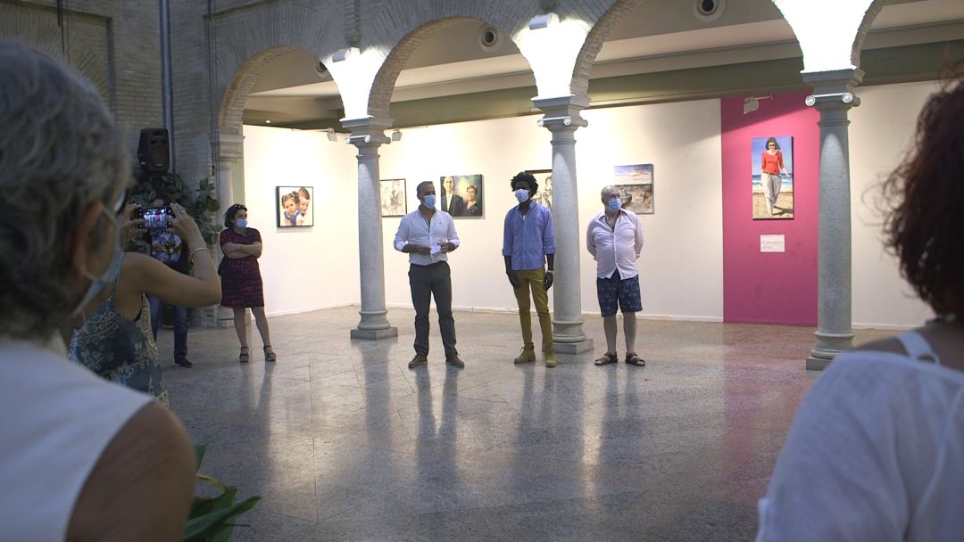 Presentación de la exposición en el patio del Ayuntamiento de Cazorla Presentación de la exposición en el patio del Ayuntamiento de Cazorla