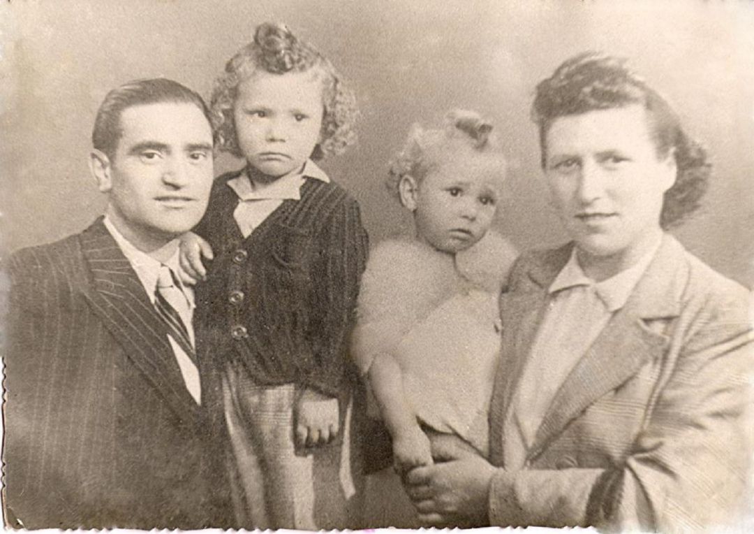 Luís y Lorenxa junto a sus hijos en una fotografía del exilio Luís y Lorenxa junto a sus hijos en una fotografía del exilio