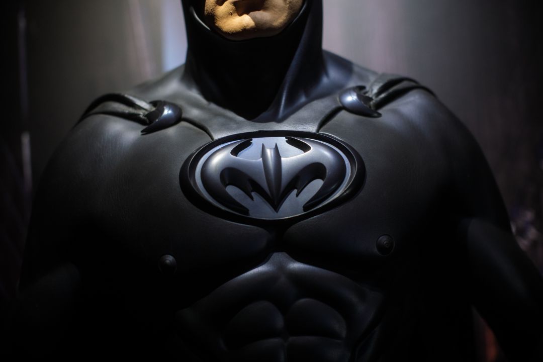 Robin, compañero de Batman, revela en un cómic que es bisexual. Robin, compañero de Batman, revela en un cómic que es bisexual.