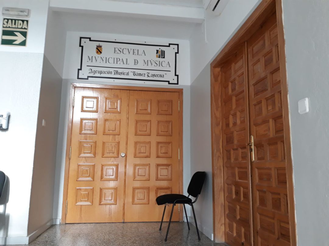 Puerta de acceso a la Escuela Municipal de Música en la primera planta de la Casa de la Cultura Puerta de acceso a la Escuela Municipal de Música en la primera planta de la Casa de la Cultura