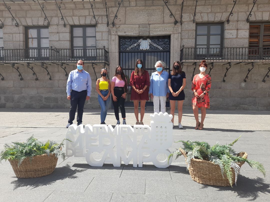 Guardesas y damas de honor de las próximas fiestas de San Antolín Guardesas y damas de honor de las próximas fiestas de San Antolín