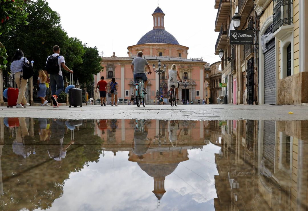 Varios turistas pasean en bicicleta mientras otros acarrean sus maletas por la plaza de la Virgen de Valencia, en el centro histórico de la ciudad. El gasto medio diario de los turistas internacionales se ha disparado al inicio de este verano en relación con el anterior, marcado por la pandemia de coronavirus, especialmente en Madrid, Cataluña y la Comunitat Valenciana, según los datos difundidos estas semana por el Instituto Nacional de Estadística Varios turistas pasean en bicicleta mientras otros acarrean sus maletas por la plaza de la Virgen de Valencia, en el centro histórico de la ciudad. El gasto medio diario de los turistas internacionales se ha disparado al inicio de este verano en relación con el anterior, marcado por la pandemia de coronavirus, especialmente en Madrid, Cataluña y la Comunitat Valenciana, según los datos difundidos estas semana por el Instituto Nacional de Estadística