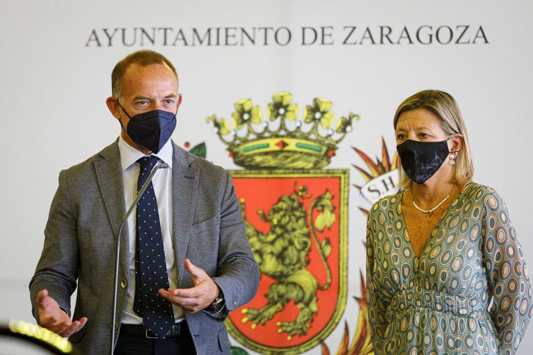 El presidente del Real Zaragoza, Christian Lapetra y la alcaldesa accidental de Zaragoza, Patricia Cavero, en el acto de esta mañana El presidente del Real Zaragoza, Christian Lapetra y la alcaldesa accidental de Zaragoza, Patricia Cavero, en el acto de esta mañana