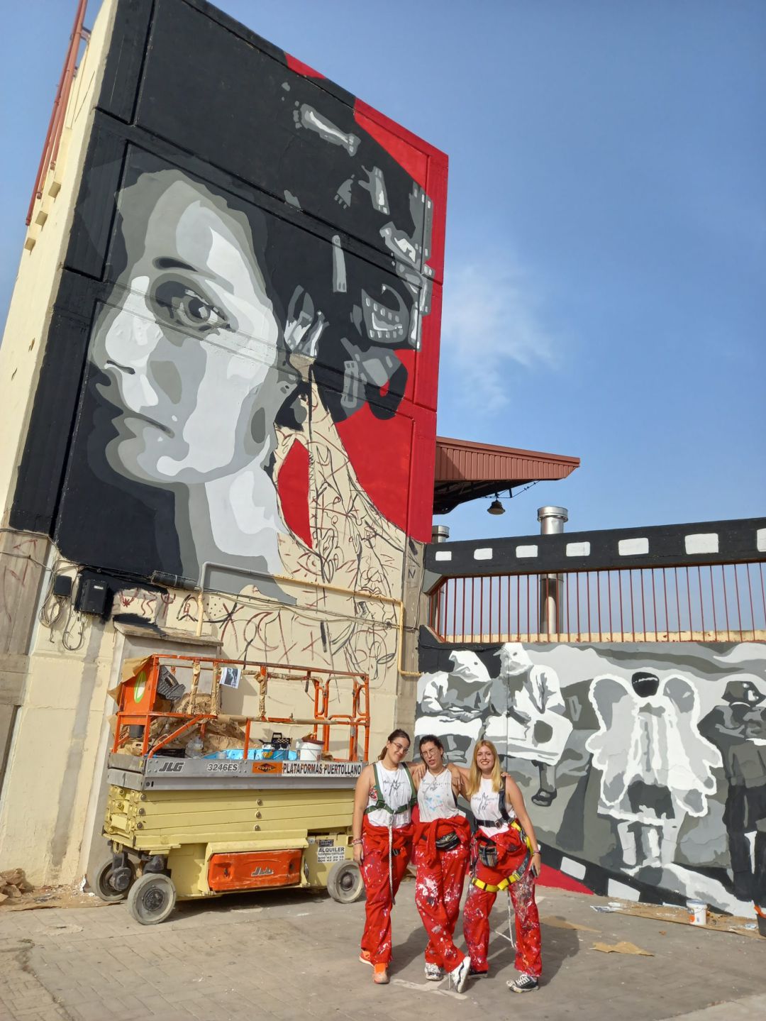 Triple-M artist posando orgullosamente ante su obra en el estadio Sánchez Menor de Puertollano Triple-M artist posando orgullosamente ante su obra en el estadio Sánchez Menor de Puertollano