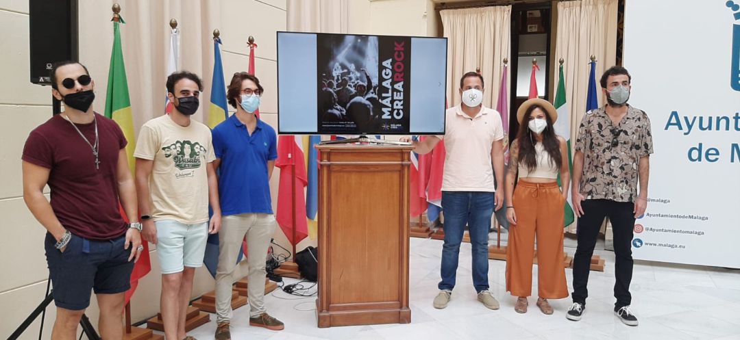 Presentación de la final de la muestra joven de música "MÁLAGACREAROCK" en el Ayuntamiento de Málaga. Luis Verde, concejal de Juventud junto a varios integrantes de los grupos finalistas. Presentación de la final de la muestra joven de música "MÁLAGACREAROCK" en el Ayuntamiento de Málaga. Luis Verde, concejal de Juventud junto a varios integrantes de los grupos finalistas.