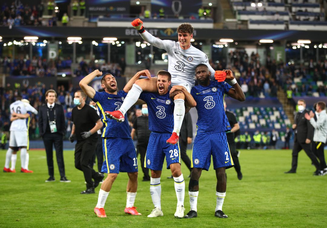 Kepa Arrizabalaga, subido a hombros por sus compañeros tras la conquista de la Supercopa de Europa Kepa Arrizabalaga, subido a hombros por sus compañeros tras la conquista de la Supercopa de Europa