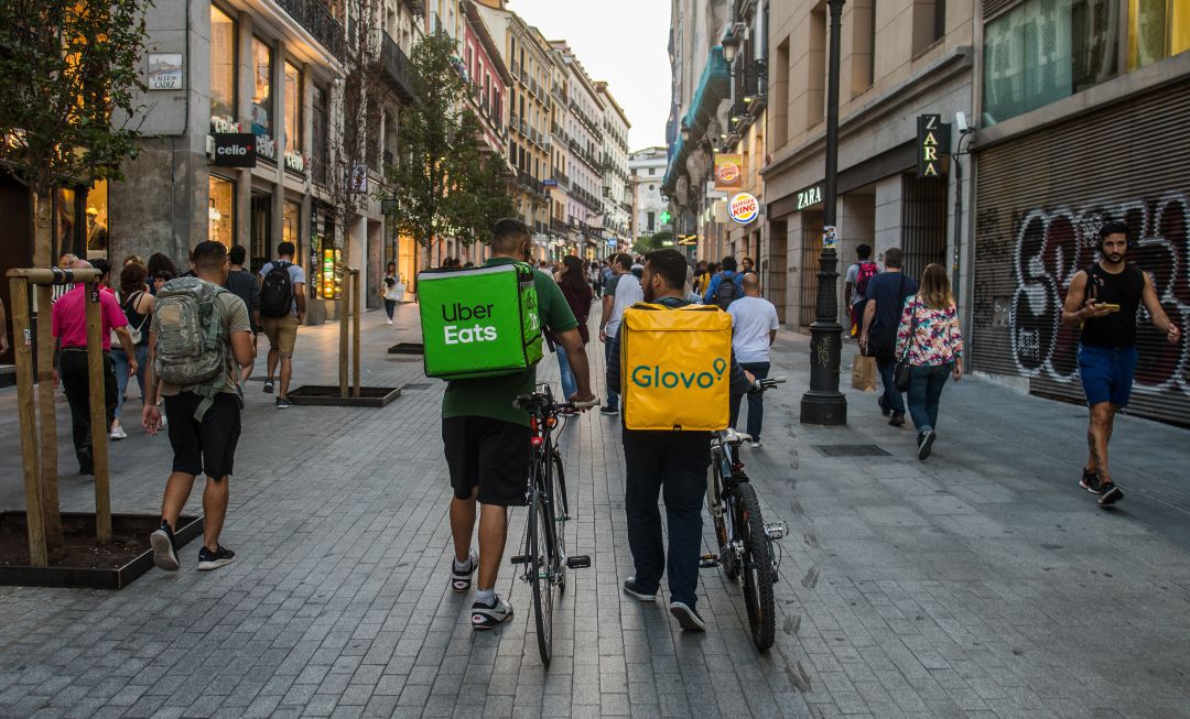 Dos riders de Glovo y Ubereats. Dos riders de Glovo y Ubereats.