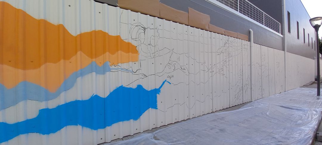El edificio de emigración remata su nueva imagen con un mural de Sarah Grandes El edificio de emigración remata su nueva imagen con un mural de Sarah Grandes