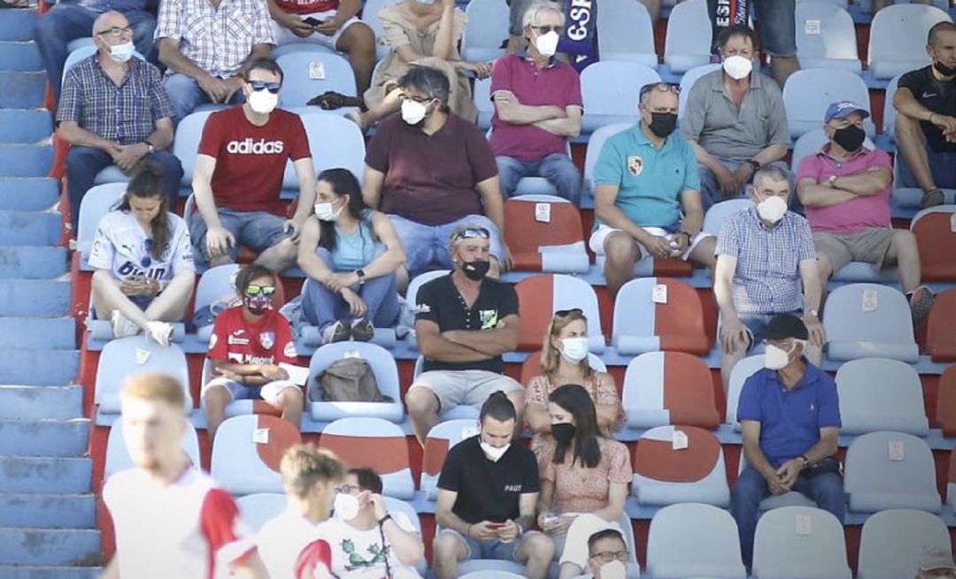 Aficionados del Calahorra durante un partido de pretemporada. Aficionados del Calahorra durante un partido de pretemporada.