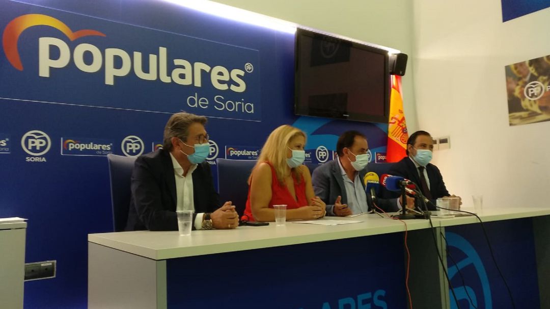 Peregrina, De Gregorio, Serrano y Hernando, en la sede del PP. Peregrina, De Gregorio, Serrano y Hernando, en la sede del PP.
