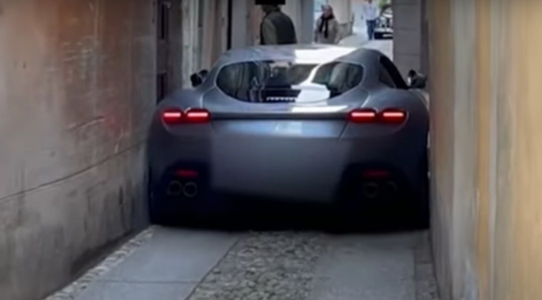 El Ferrari Roma, atrapado en un estrecho callejón en Italia El Ferrari Roma, atrapado en un estrecho callejón en Italia