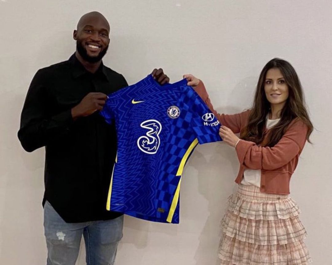 Romelu Lukaku posando con su nueva camiseta Romelu Lukaku posando con su nueva camiseta