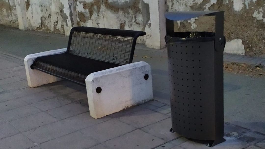 La ubicación de las nuevas papeleras no acaba de convencer a Gana Medina La ubicación de las nuevas papeleras no acaba de convencer a Gana Medina