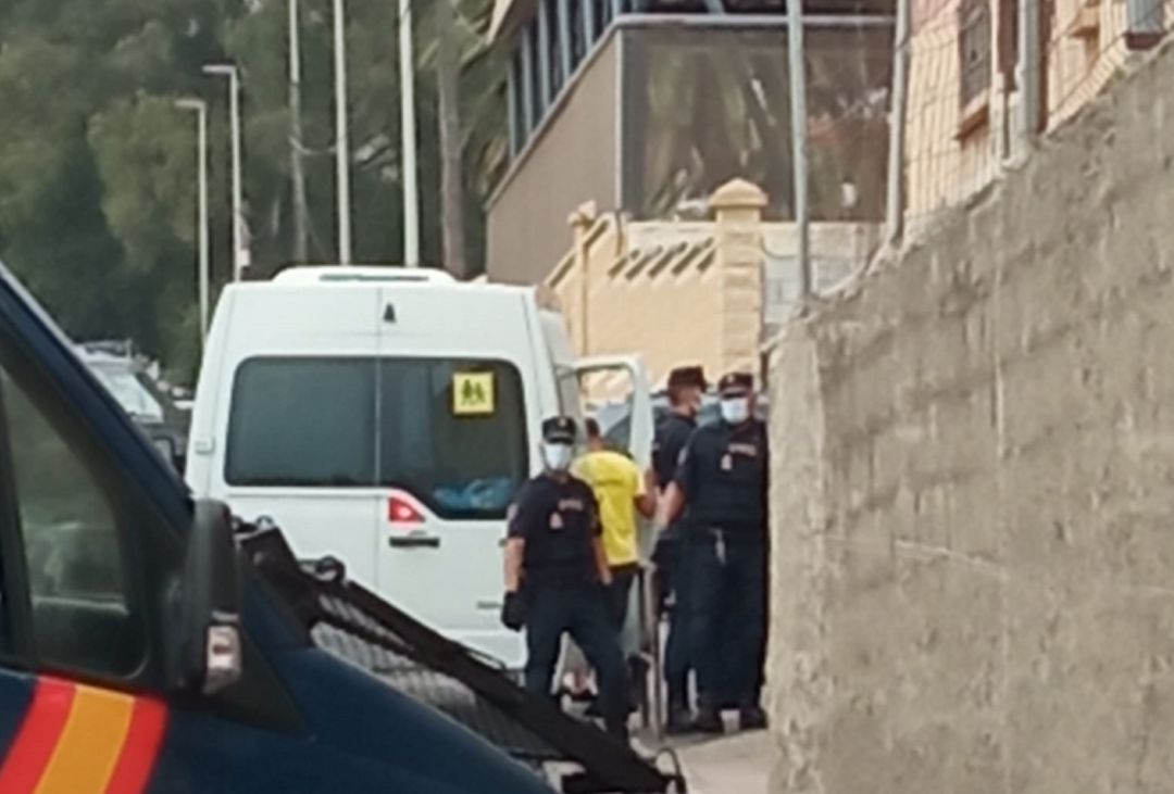 Imagen del traslado de este sábado de los menores migrantes de Ceuta a Marruecos. Imagen del traslado de este sábado de los menores migrantes de Ceuta a Marruecos.