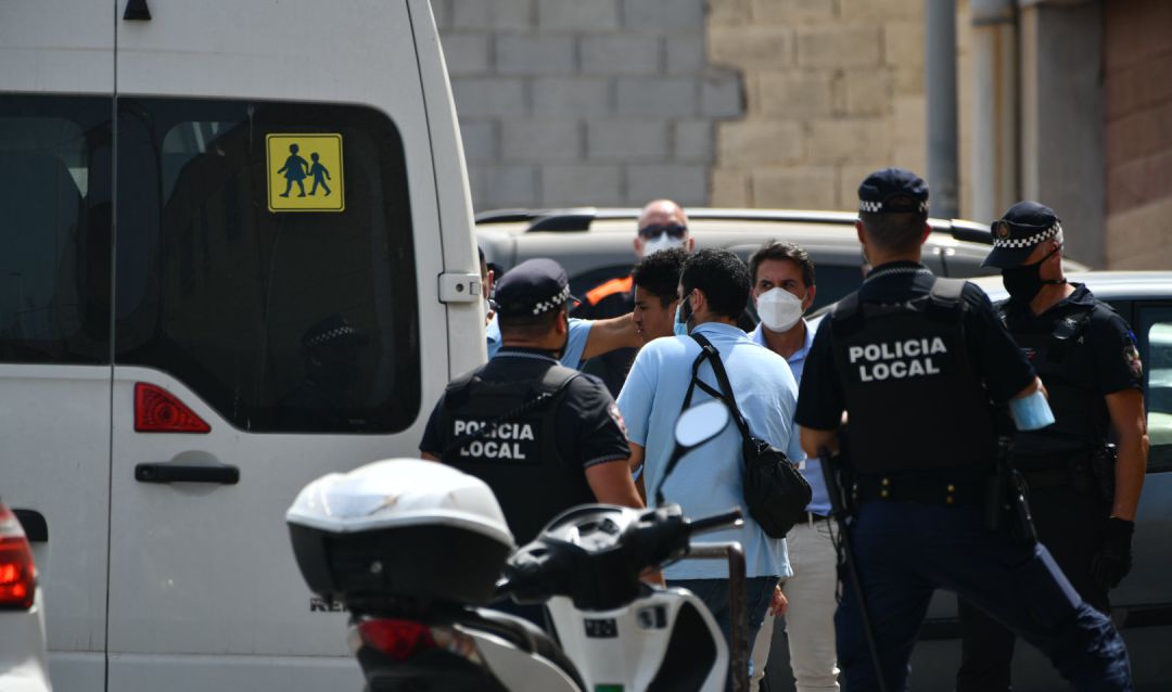 Varios agentes y vehículos de la Policía Local de Ceuta acompañan a menores no acompañados hacia una furgoneta Varios agentes y vehículos de la Policía Local de Ceuta acompañan a menores no acompañados hacia una furgoneta