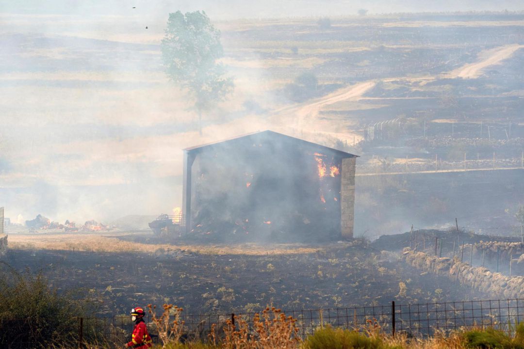 Edificación calcinada por el fuego en la zona de Robledillo Edificación calcinada por el fuego en la zona de Robledillo