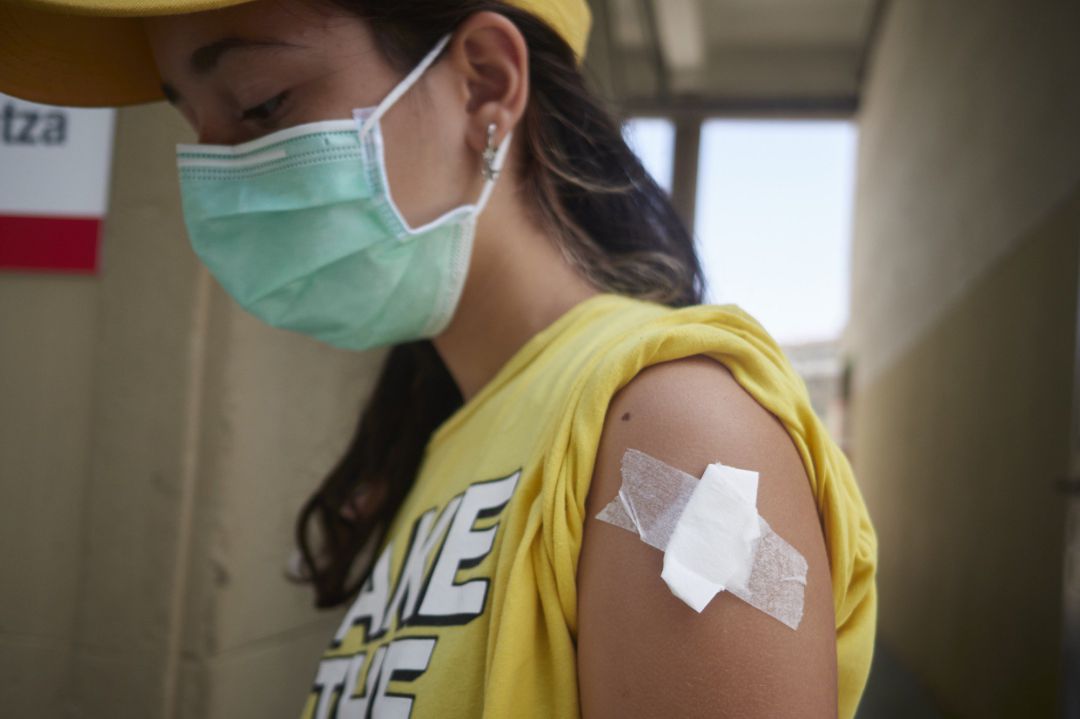 Una joven después de recibir una dosis de la vacuna contra el coronavirus. Una joven después de recibir una dosis de la vacuna contra el coronavirus.