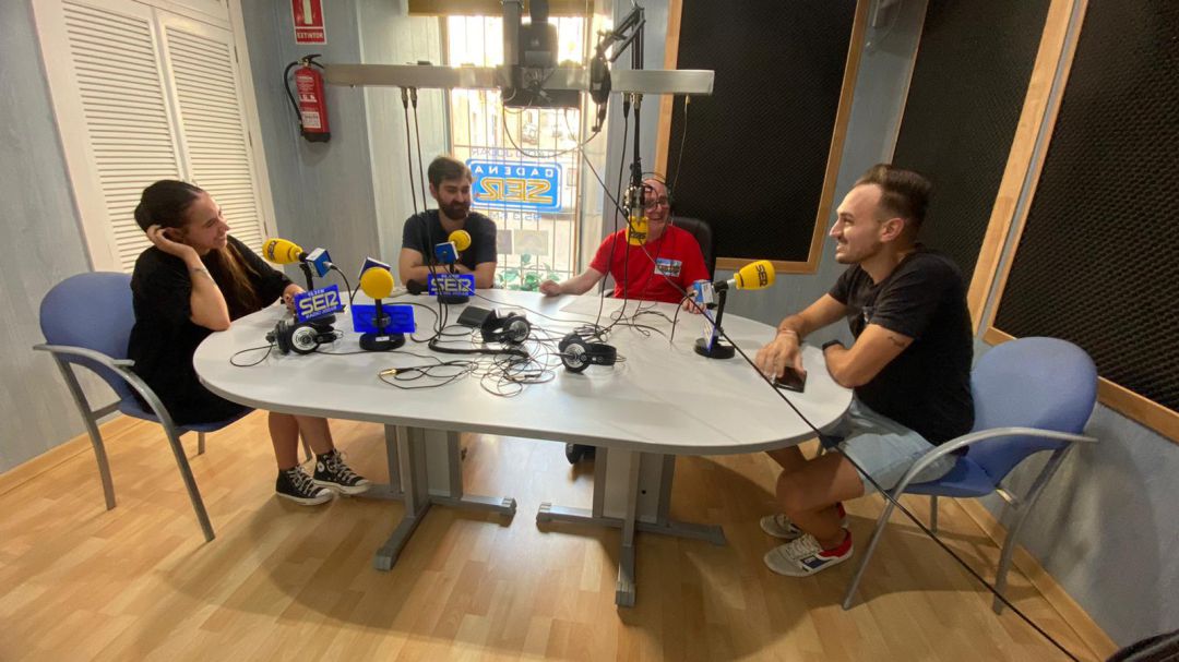 Momento de la entrevista a Yolanda Triguero, Juanto López y Miguel Montávez, de izquierda a derecha Momento de la entrevista a Yolanda Triguero, Juanto López y Miguel Montávez, de izquierda a derecha