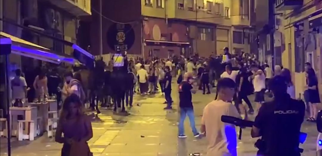 Uno de los momentos de la intervención de los agentes policiales en la zona de vinos de Torrelavega. Uno de los momentos de la intervención de los agentes policiales en la zona de vinos de Torrelavega.