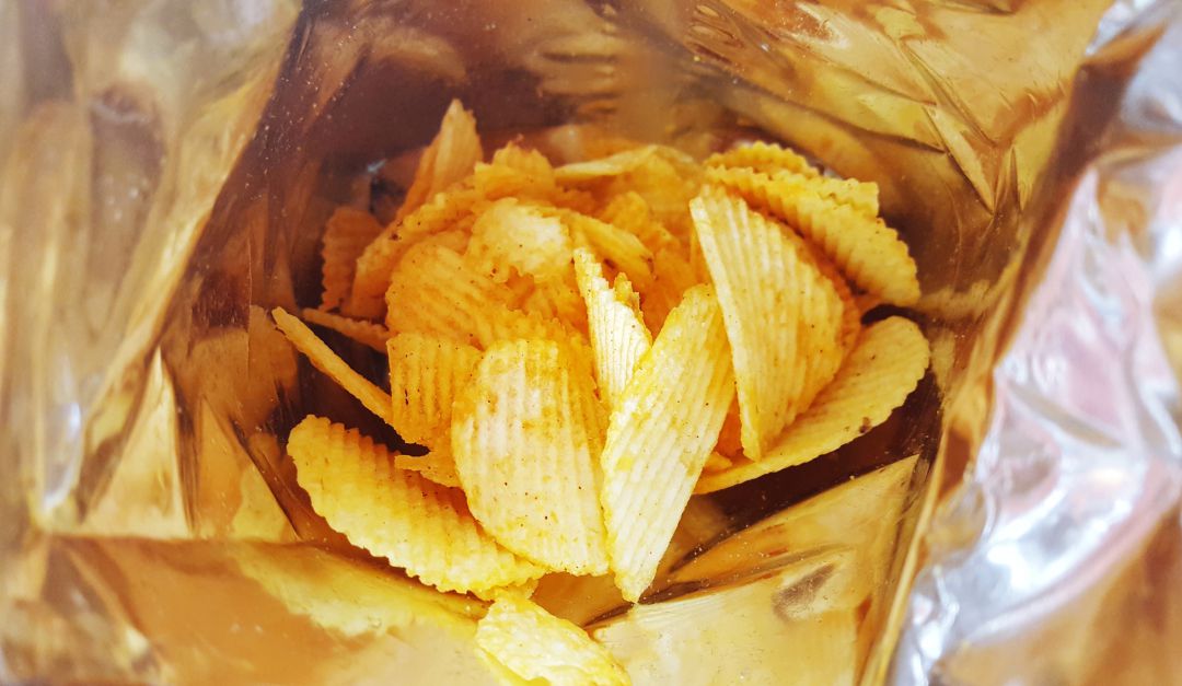 Una bolsa de patatas fritas. Una bolsa de patatas fritas.