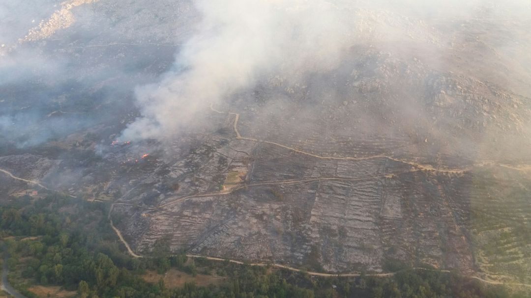 Imagen aérea del flanco sur del incendio de Navalacruz tomada a las 8.30 horas del 17 de agosto Imagen aérea del flanco sur del incendio de Navalacruz tomada a las 8.30 horas del 17 de agosto