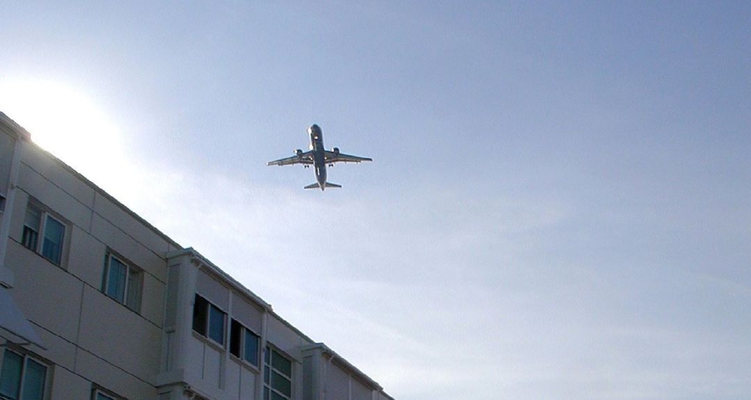 Avión por encima de la ciudad de Coslada Avión por encima de la ciudad de Coslada