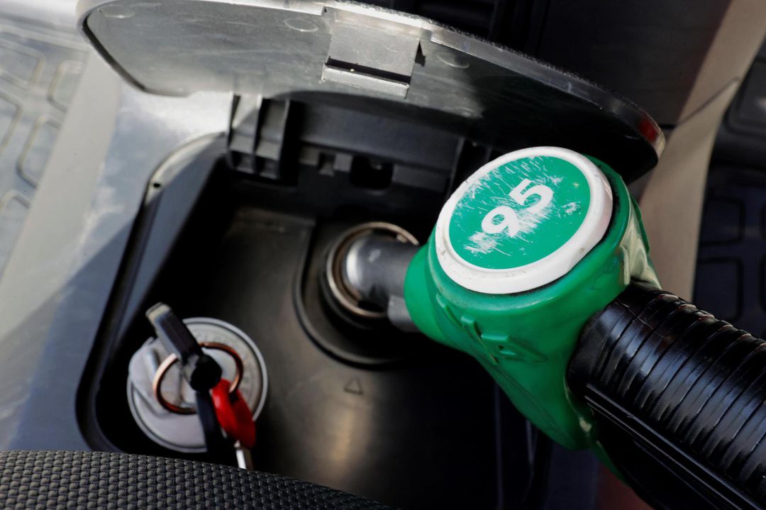 MADRID, 13 08 2021.- Un surtidor de gasolina 95 en una gasolinera en Madrid, este viernes. Los precios de carburantes y lubricantes para el transporte personal, que suben menos este año que el pasado, moderaron la inflación del transporte al 8,5 %, cuatro décimas menos que en junio, lo que contribuyó a frenar la escalada del IPC general. EFE Juan Carlos Hidalgo MADRID, 13 08 2021.- Un surtidor de gasolina 95 en una gasolinera en Madrid, este viernes. Los precios de carburantes y lubricantes para el transporte personal, que suben menos este año que el pasado, moderaron la inflación del transporte al 8,5 %, cuatro décimas menos que en junio, lo que contribuyó a frenar la escalada del IPC general. EFE Juan Carlos Hidalgo