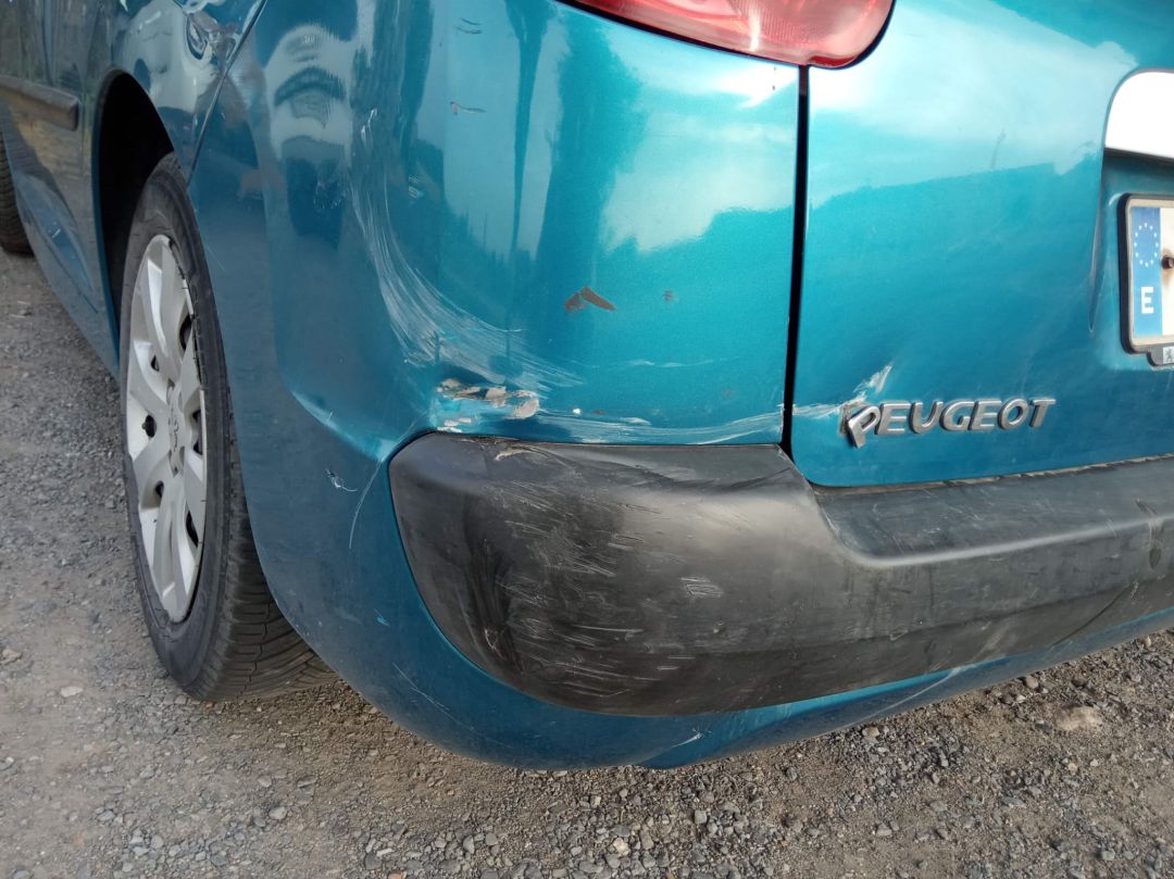 Estado del coche corneado por la vaca en La Higuera Estado del coche corneado por la vaca en La Higuera