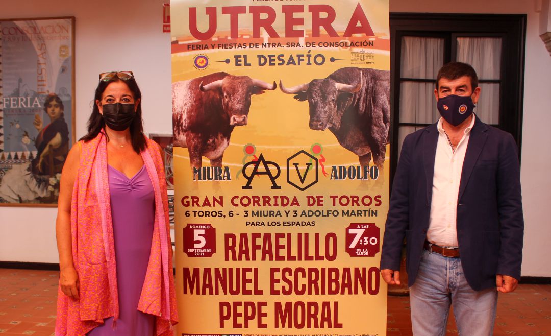 La delegada municipal de Fiestas Mayores de Utrera, Mª del Carmen Cabra, y el empresario Carmelo García posan junto al cartel del Gran Desafío Ganadero La delegada municipal de Fiestas Mayores de Utrera, Mª del Carmen Cabra, y el empresario Carmelo García posan junto al cartel del Gran Desafío Ganadero