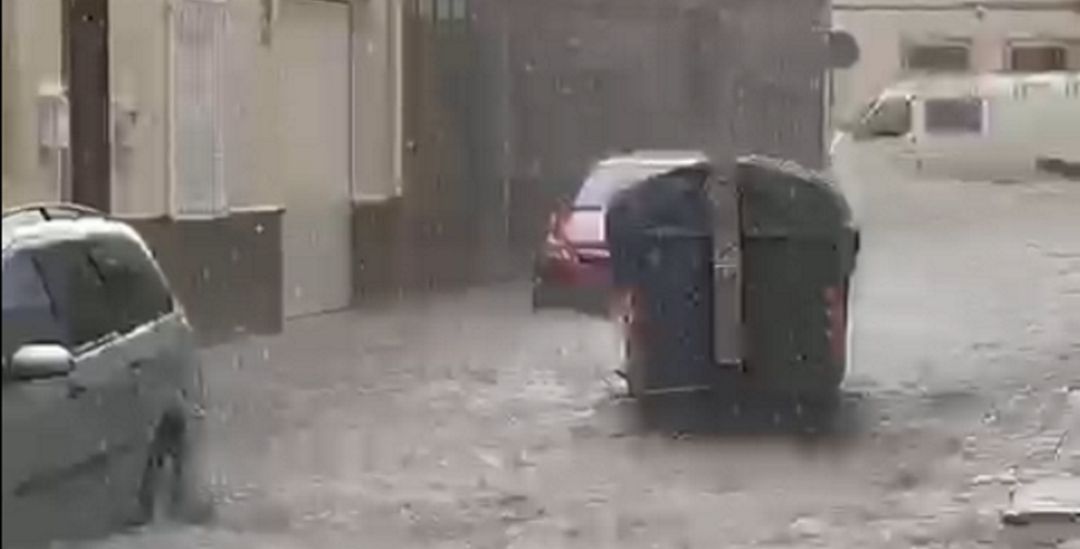 Una de las calles de La Roda anegadas de agua Una de las calles de La Roda anegadas de agua