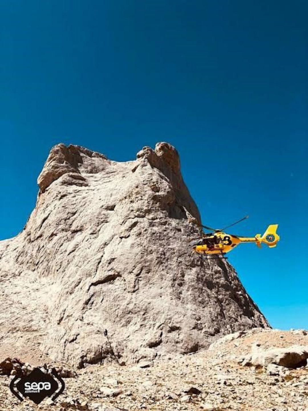 El helicóptero de Bomberos de Asturias pasa frente al Pico Urriellu El helicóptero de Bomberos de Asturias pasa frente al Pico Urriellu