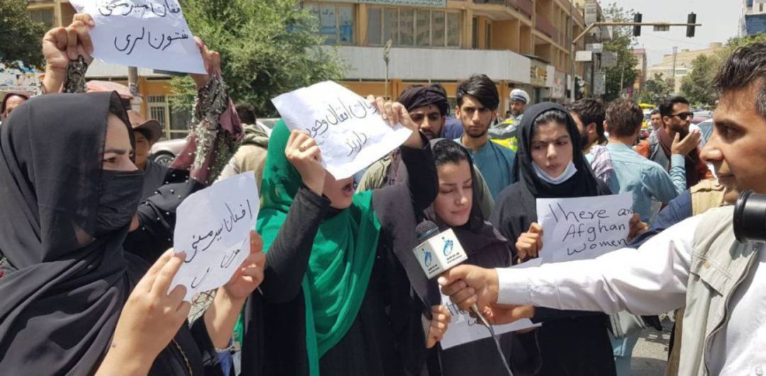 Un pequeño grupo de mujeres reclama con pancartas frente al palacio presidencial de Kabul el respeto a los derechos de las mujeres afganas. Un pequeño grupo de mujeres reclama con pancartas frente al palacio presidencial de Kabul el respeto a los derechos de las mujeres afganas.