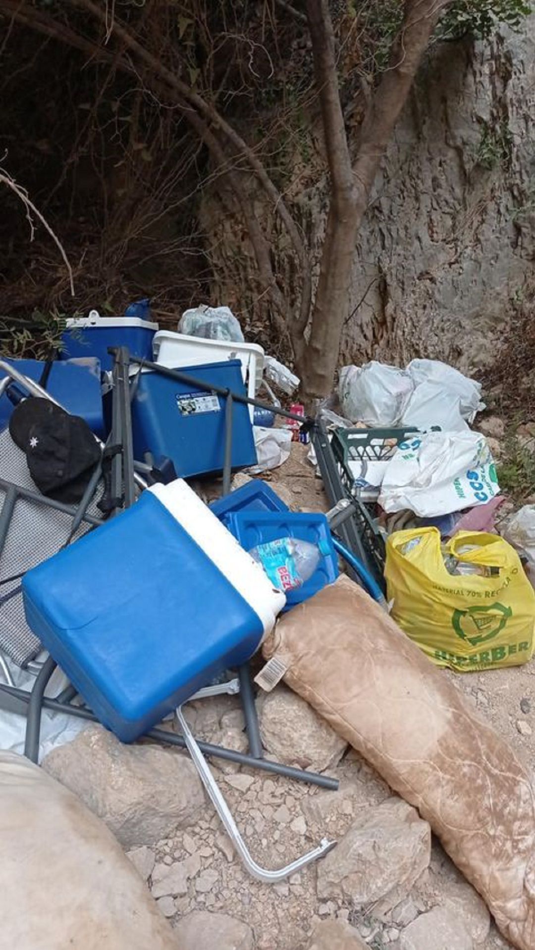 Basura tirada en la cala dels Testos. Basura tirada en la cala dels Testos.